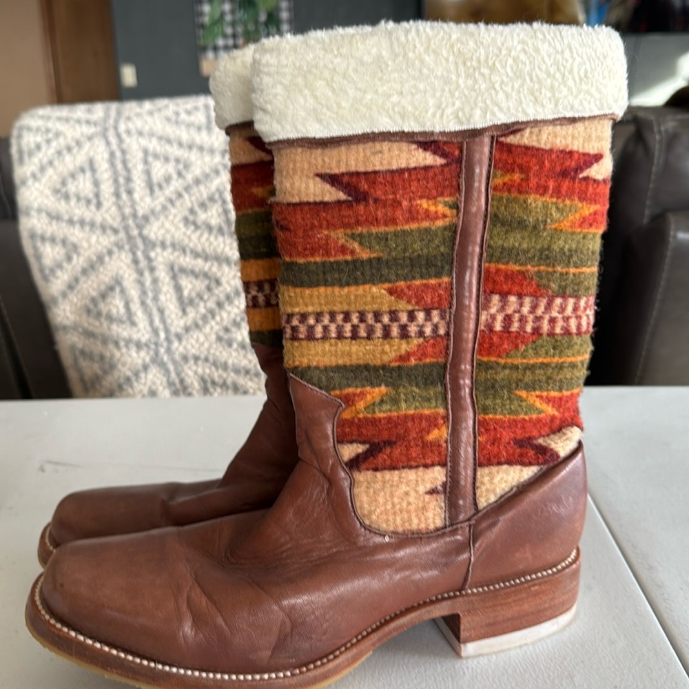 Stetson winter boots size 8.5. Still lots of life in them. Brown print.